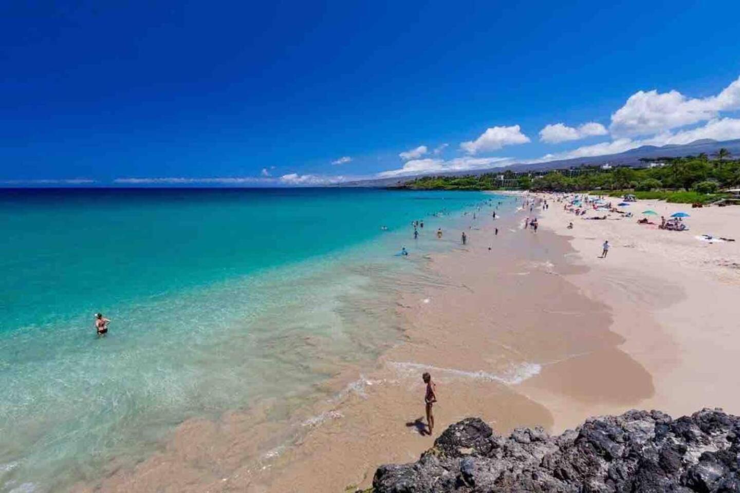 Kona Bay View Condo, Pool, Lanai, Walk to Town and Dining, AC, Free Parking