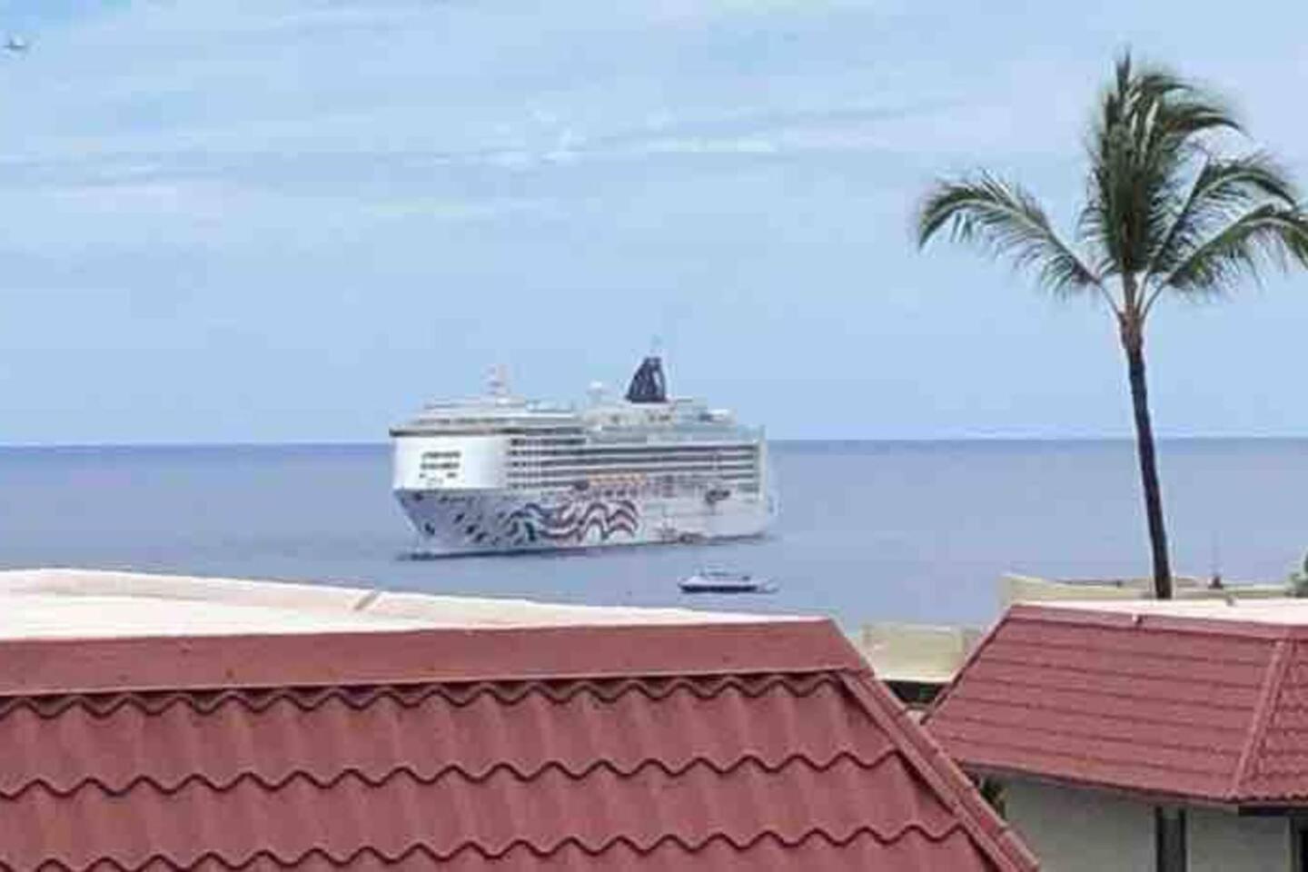 Kona Bay View Condo, Pool, Lanai, Walk to Town and Dining, AC, Free Parking