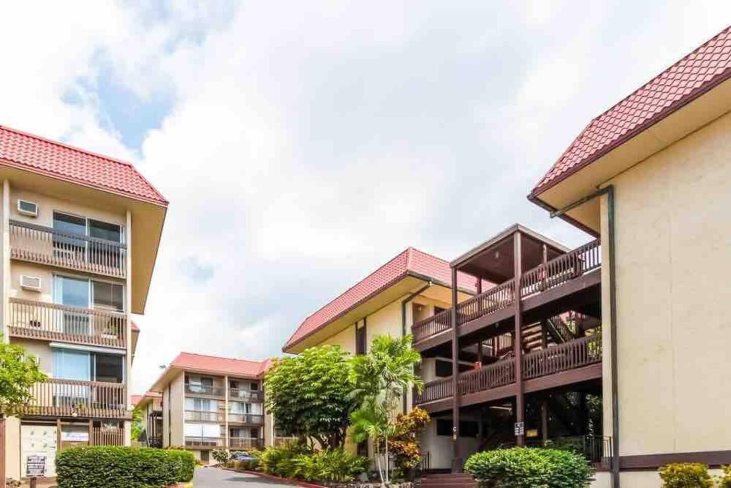 Kona Bay View Condo, Pool, Lanai, Walk to Town and Dining, AC, Free Parking