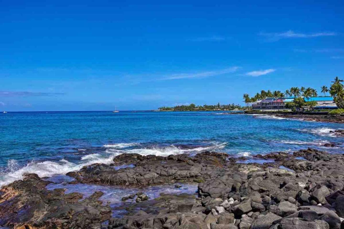 Kona Bay View Condo, Pool, Lanai, Walk to Town and Dining, AC, Free Parking