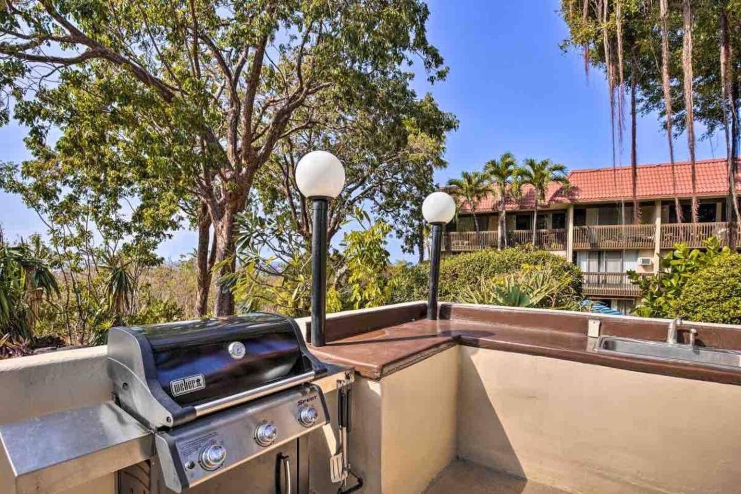 Kona Bay View Condo, Pool, Lanai, Walk to Town and Dining, AC, Free Parking