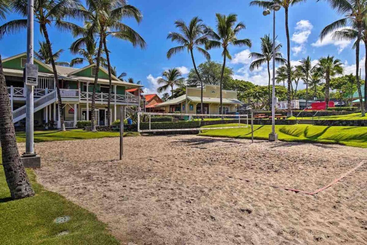 Kona Bay View Condo, Pool, Lanai, Walk to Town and Dining, AC, Free Parking