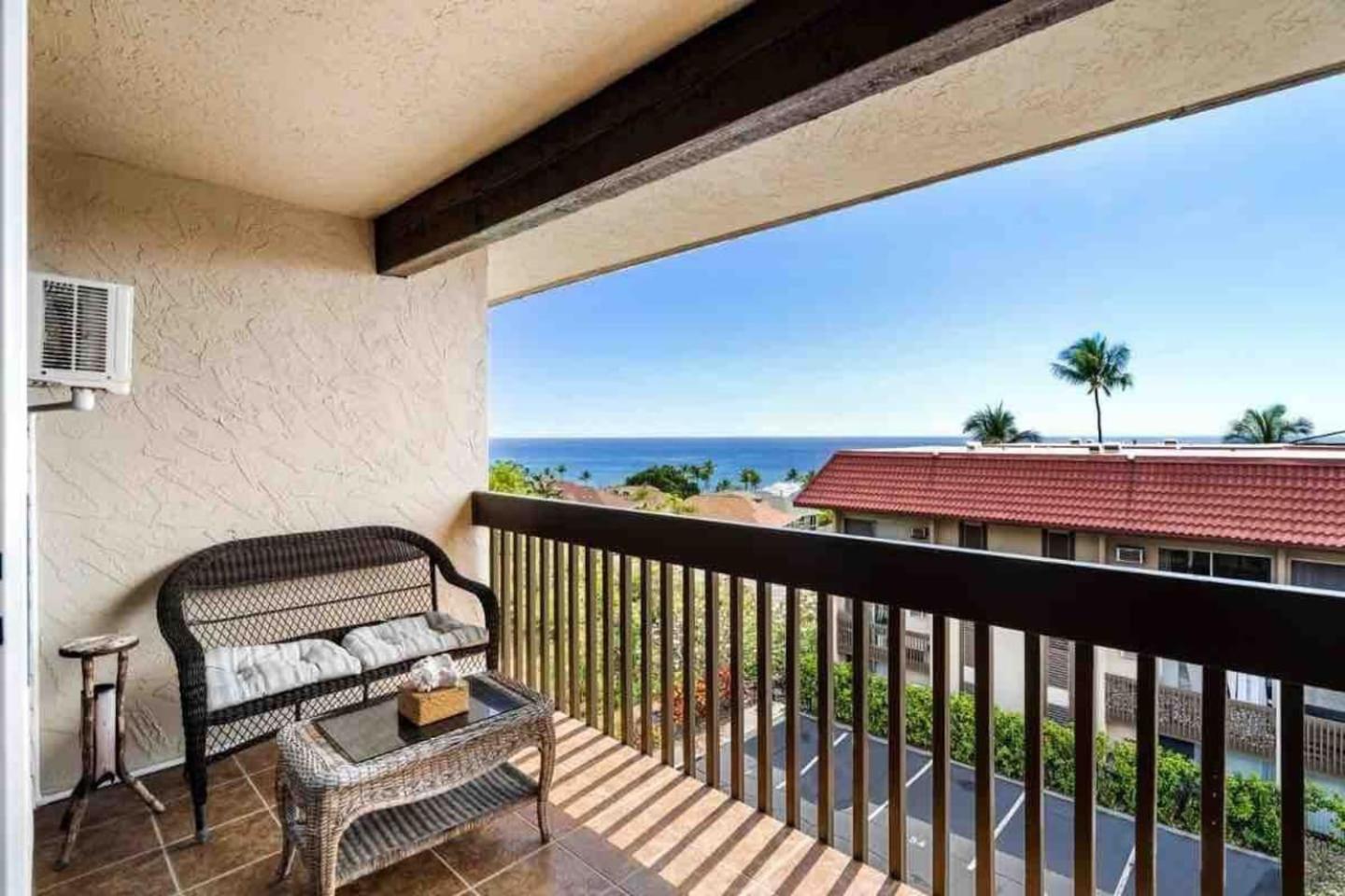 Kona Bay View Condo, Pool, Lanai, Walk to Town and Dining, AC, Free Parking