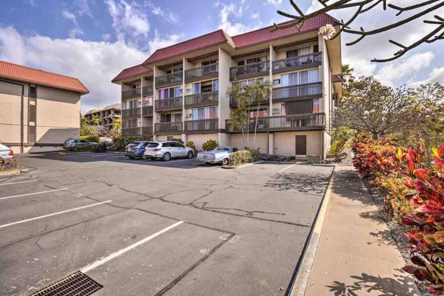 Kona Bay View Condo, Pool, Lanai, Walk to Town and Dining, AC, Free Parking