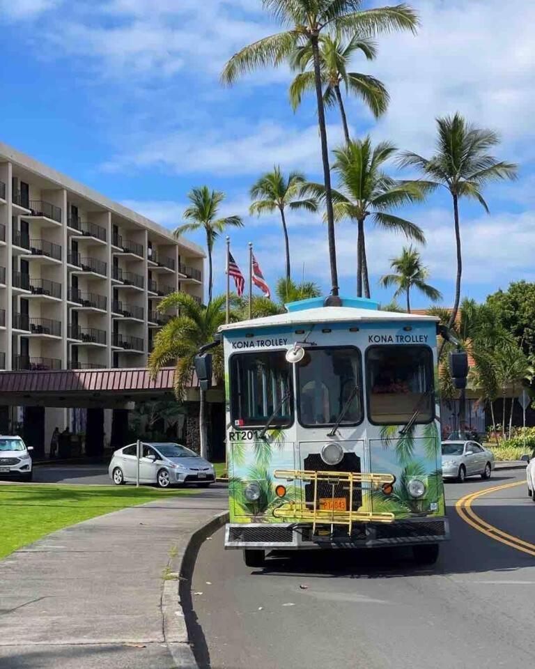 Kona Bay View Condo, Pool, Lanai, Walk to Town and Dining, AC, Free Parking