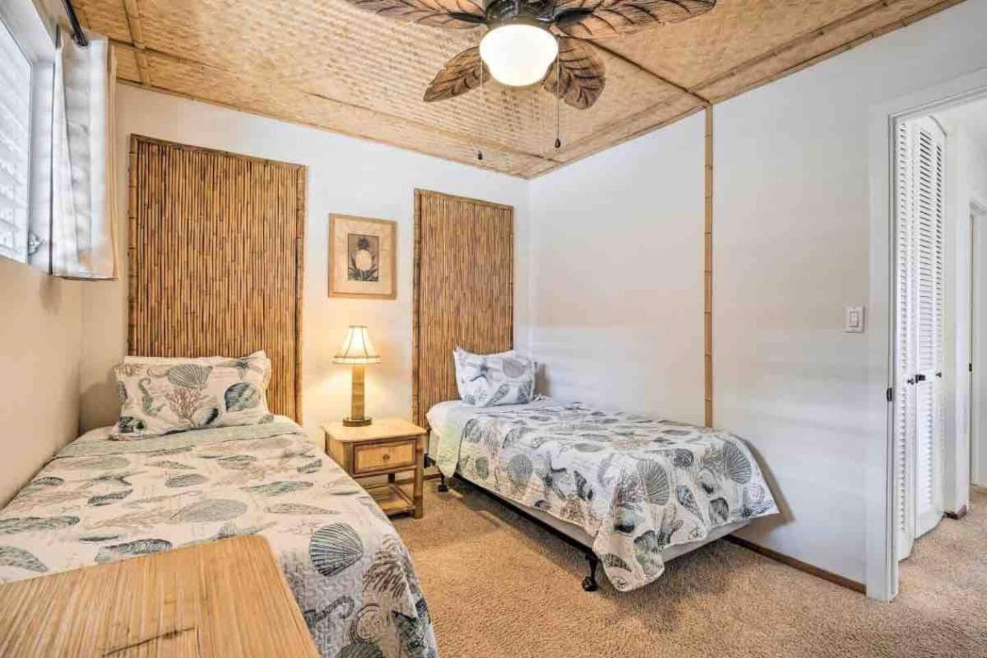 Kona Bay View Condo, Pool, Lanai, Walk to Town and Dining, AC, Free Parking