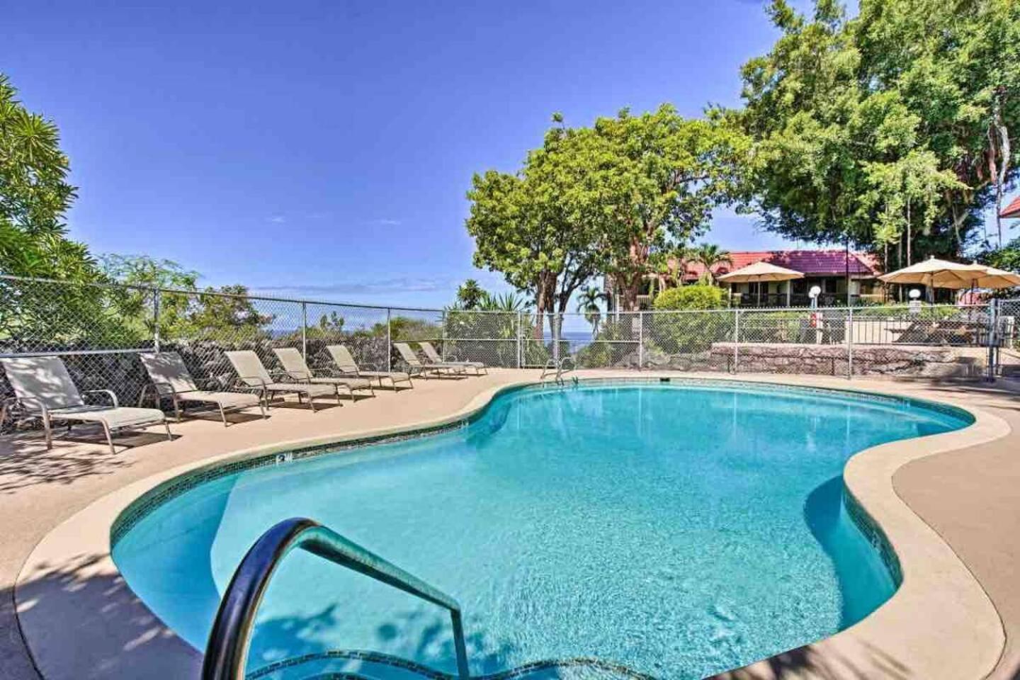 Kona Bay View Condo, Pool, Lanai, Walk to Town and Dining, AC, Free Parking