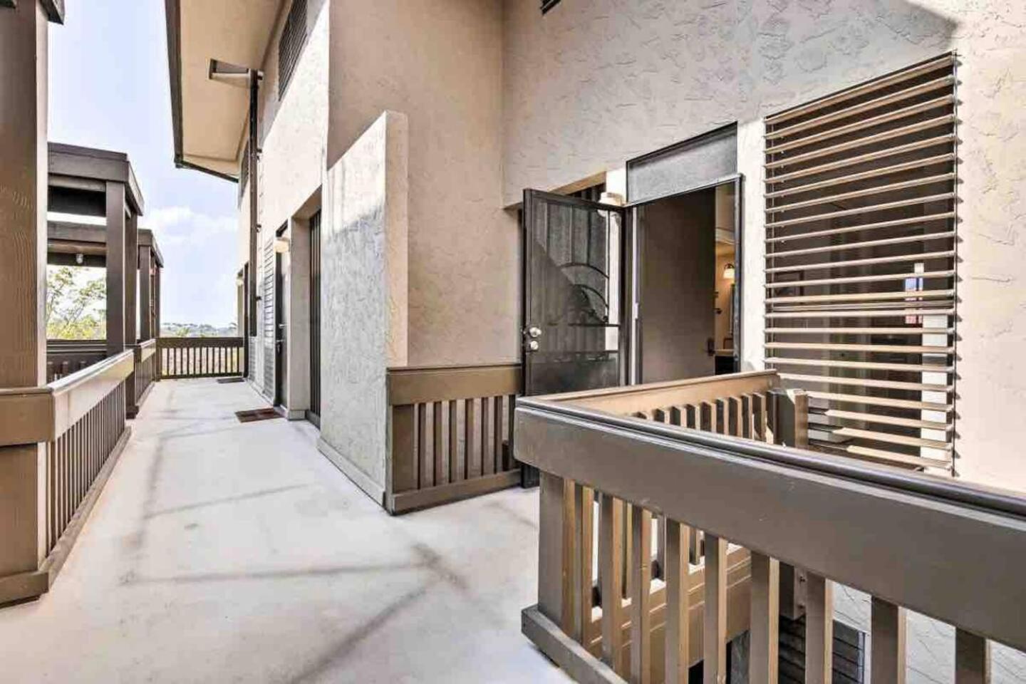 Kona Bay View Condo, Pool, Lanai, Walk to Town and Dining, AC, Free Parking