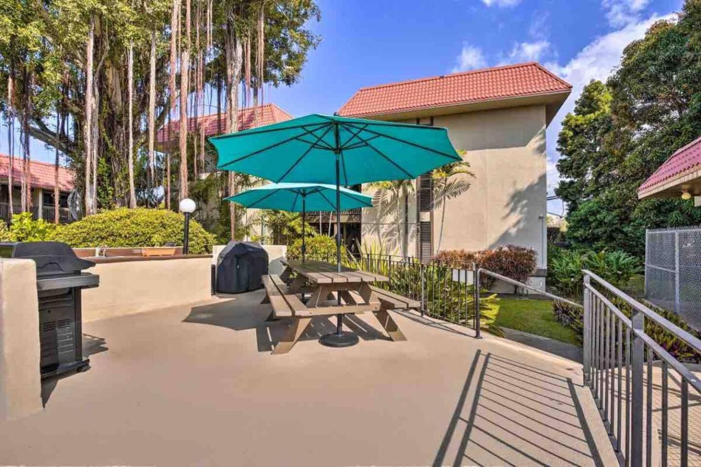 Kona Bay View Condo, Pool, Lanai, Walk to Town and Dining, AC, Free Parking