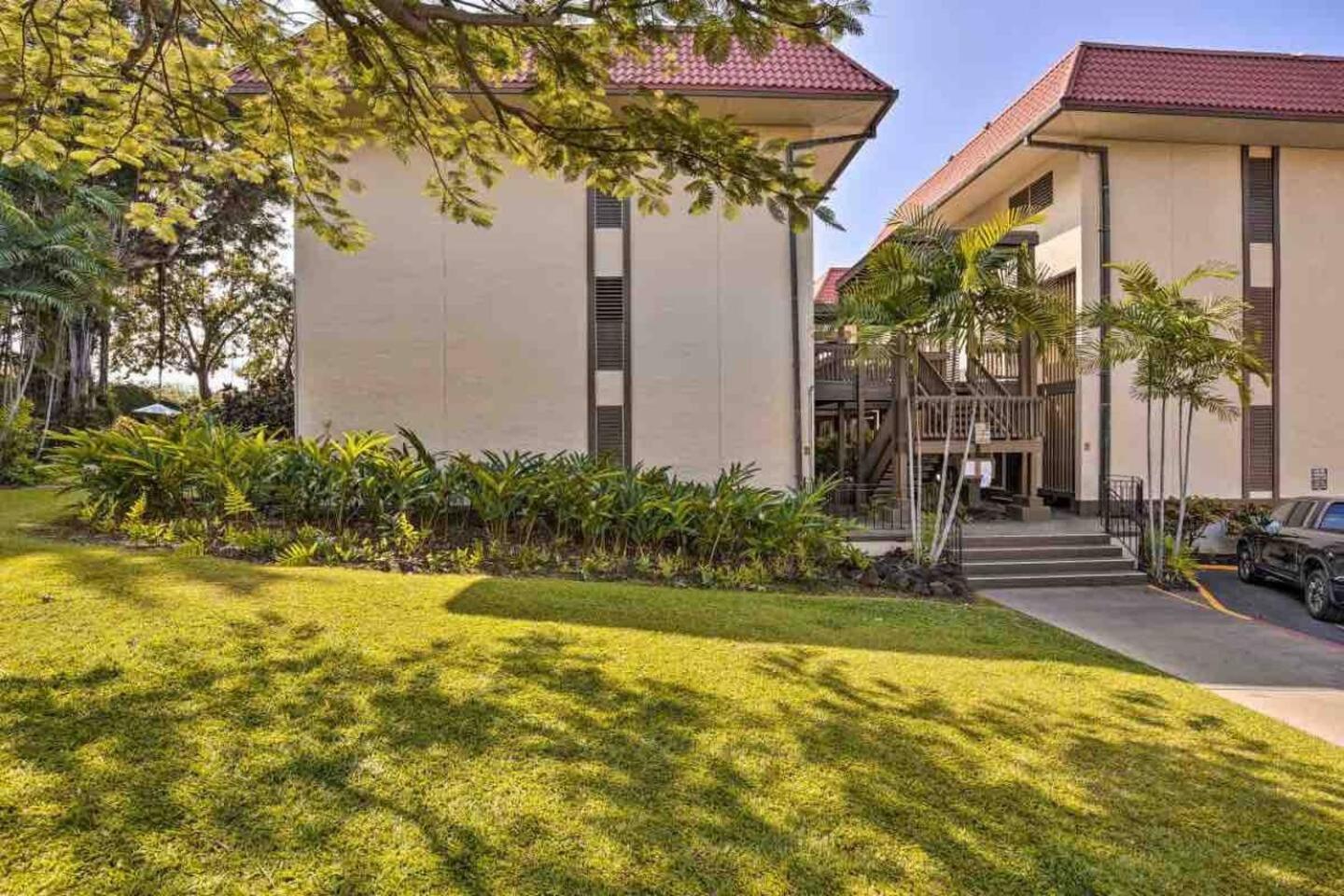 Kona Bay View Condo, Pool, Lanai, Walk to Town and Dining, AC, Free Parking