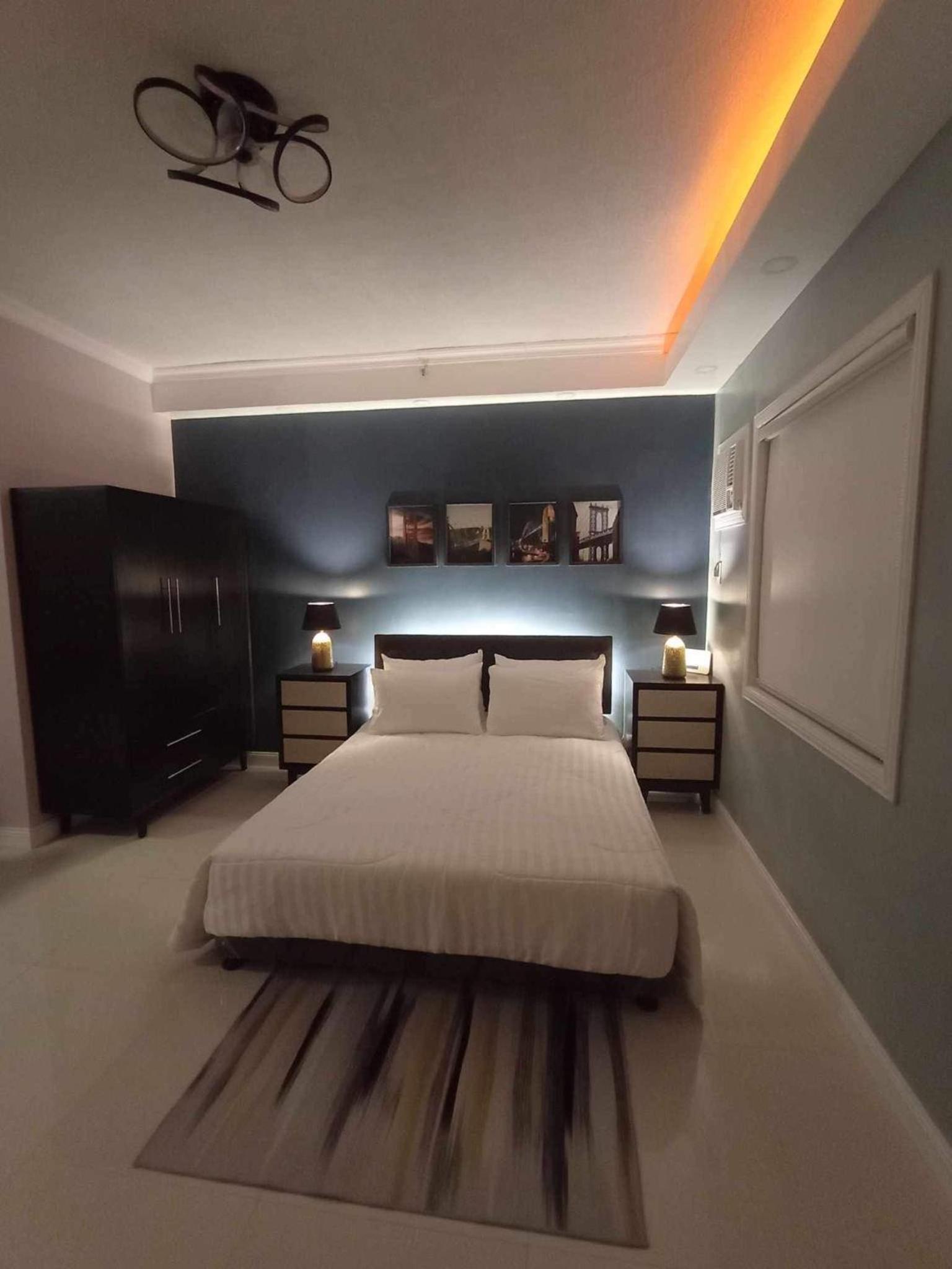 Furnished Condo with Private Parking, Free WiFi, Netflix & 2 Aircon Units view 4