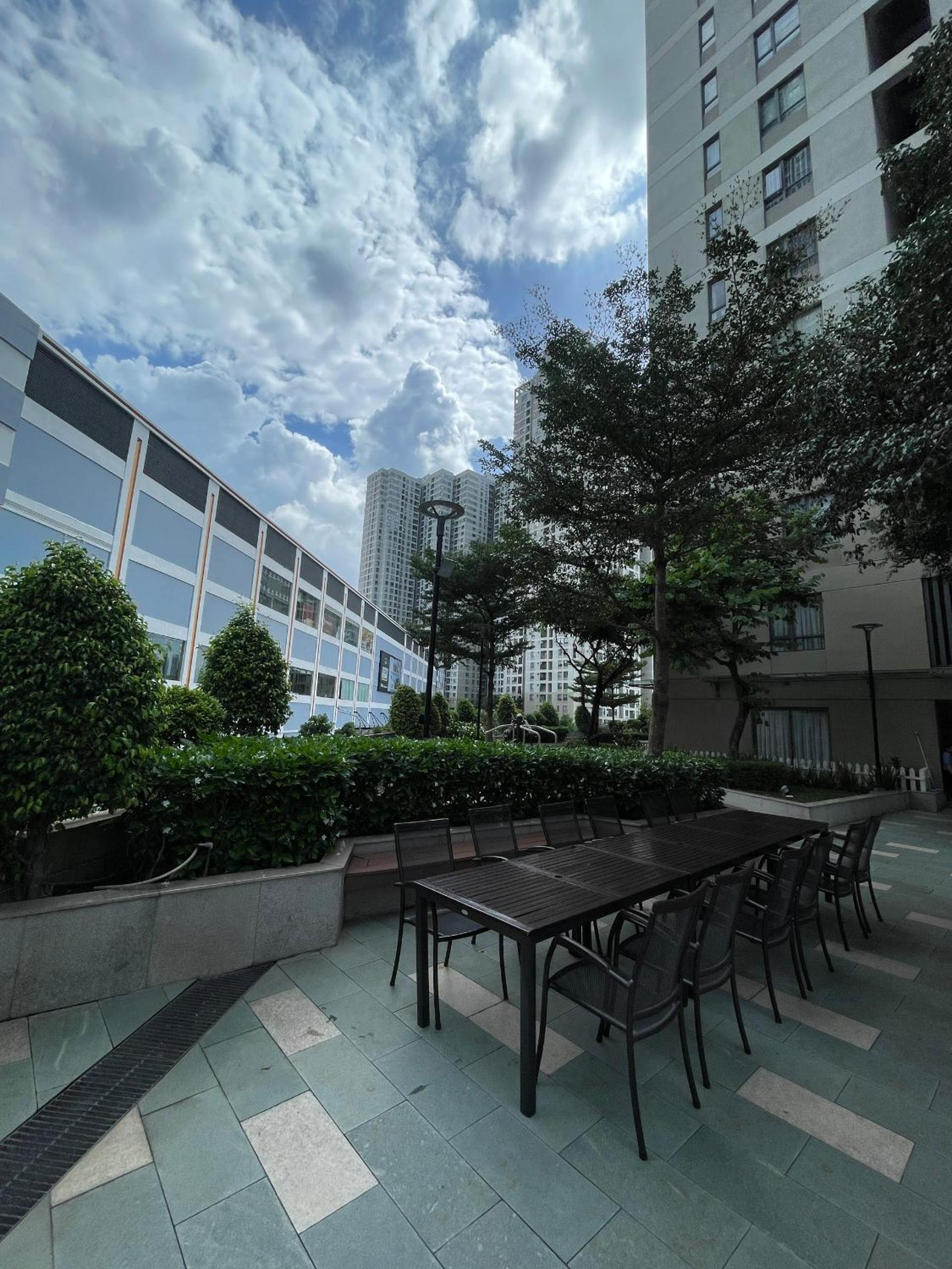 HHomes - Luxury 2 Bedroom with Pool GYM BBQ at Masteri Thao Dien