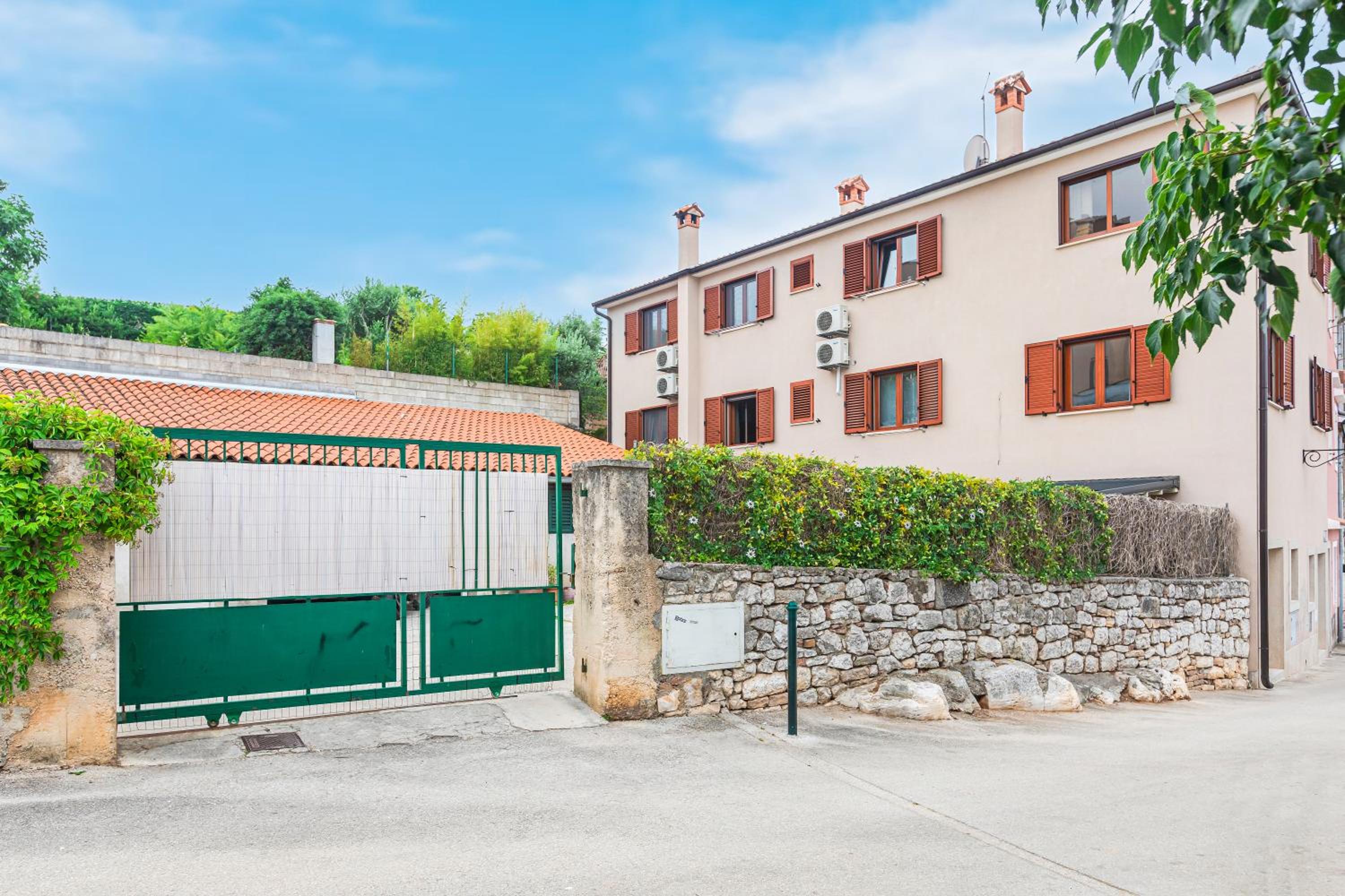 Contrada del Nonno Apartments (city center - private parking on-site)