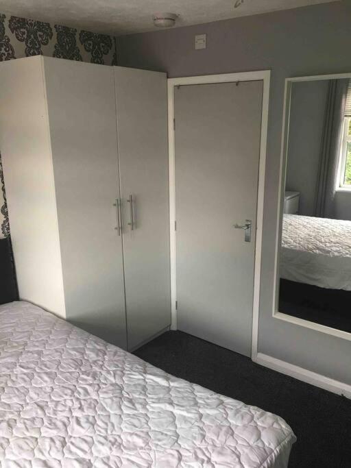 5 Bedroom 5 Bath sleeps 10 close Luton Airport M1 view 2