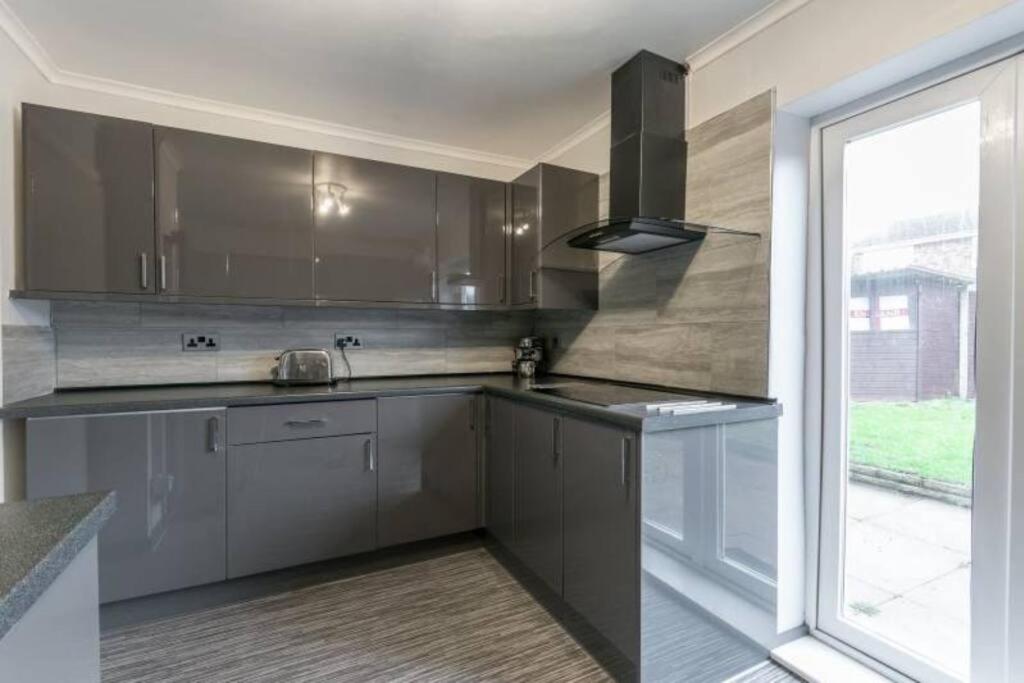 5 Bedroom 5 Bath sleeps 10 close Luton Airport M1 view 3