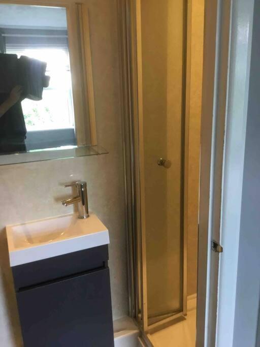5 Bedroom 5 Bath sleeps 10 close Luton Airport M1 view 4