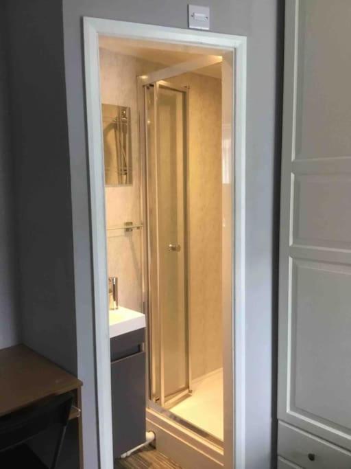 5 Bedroom 5 Bath sleeps 10 close Luton Airport M1 view 5