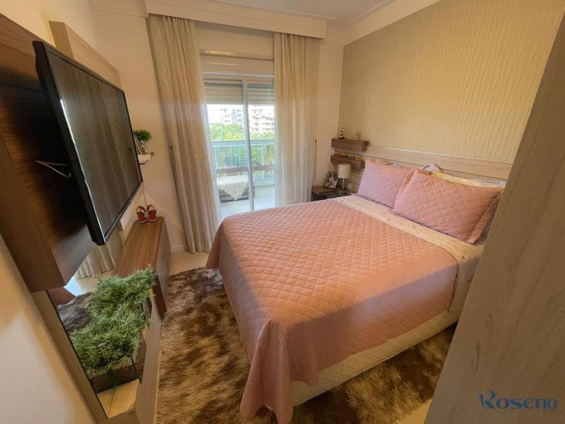 Apartamento amplo e bem decorado