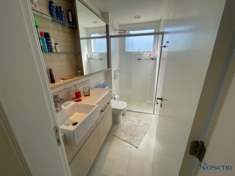 Apartamento amplo e bem decorado