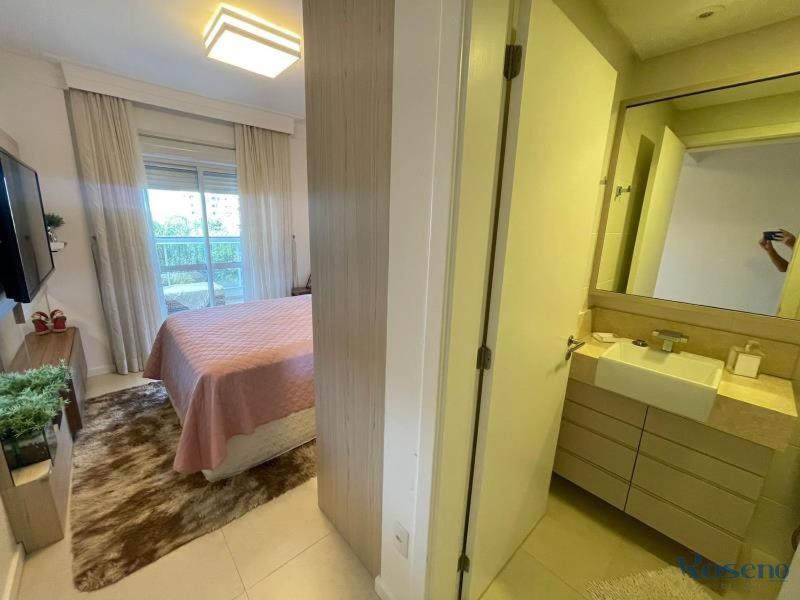Apartamento amplo e bem decorado
