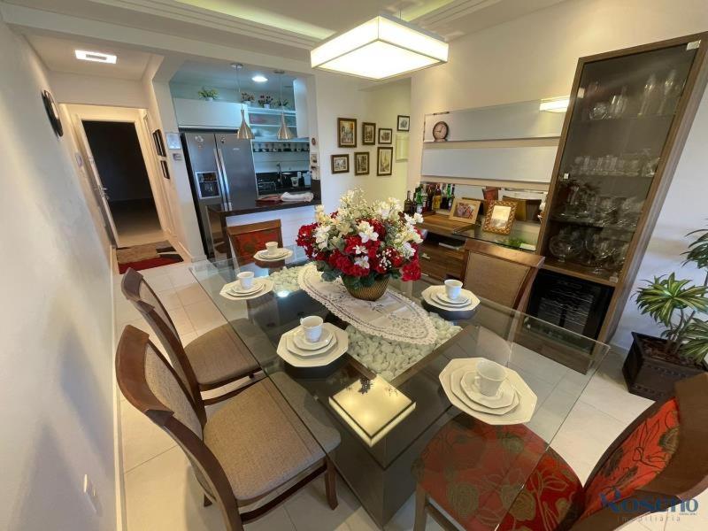 Apartamento amplo e bem decorado