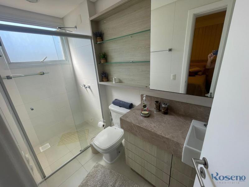 Apartamento amplo e bem decorado