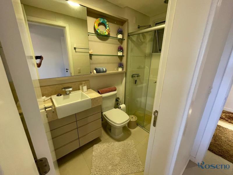 Apartamento amplo e bem decorado