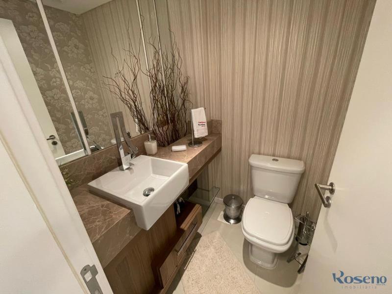 Apartamento amplo e bem decorado