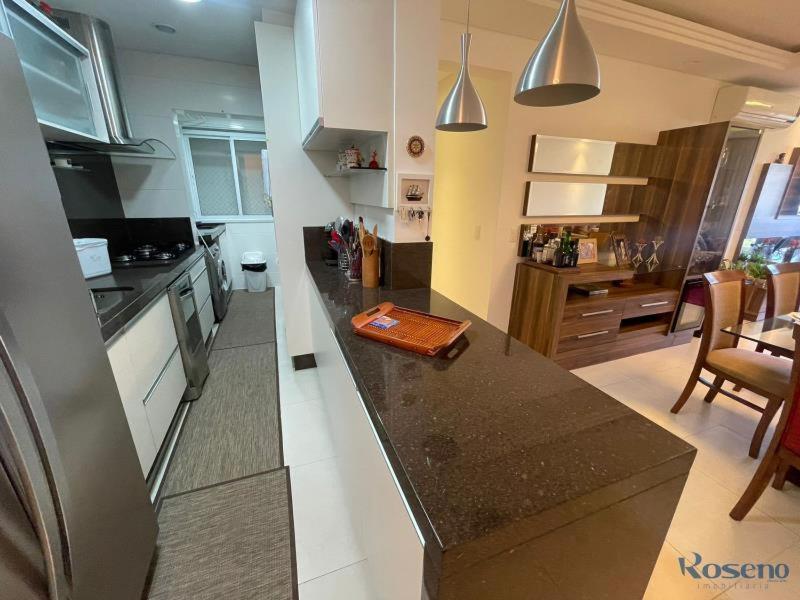 Apartamento amplo e bem decorado