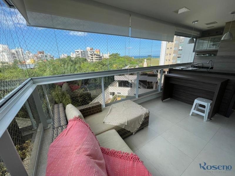 Apartamento amplo e bem decorado