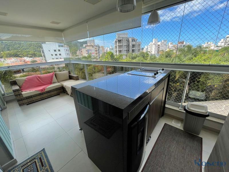 Apartamento amplo e bem decorado