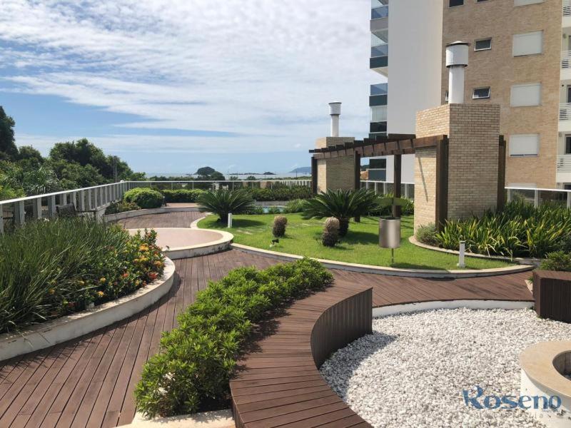 Apartamento amplo e bem decorado