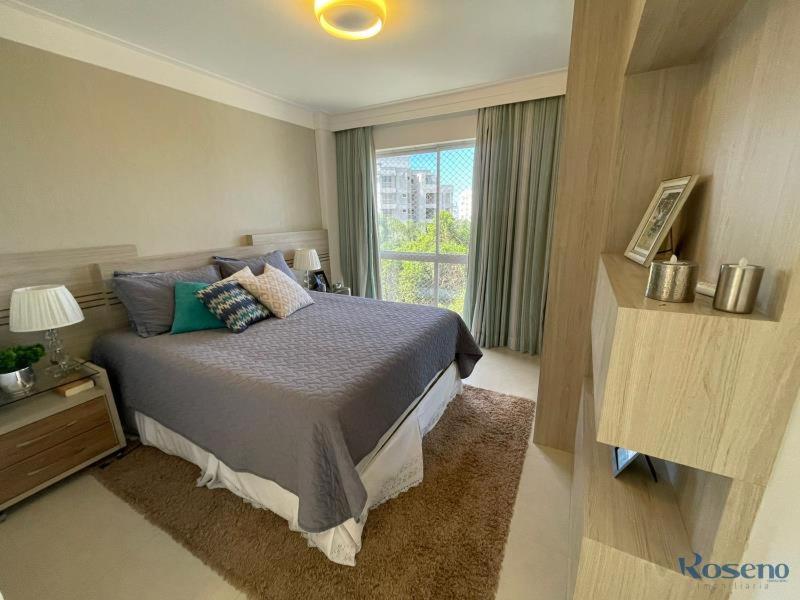 Apartamento amplo e bem decorado