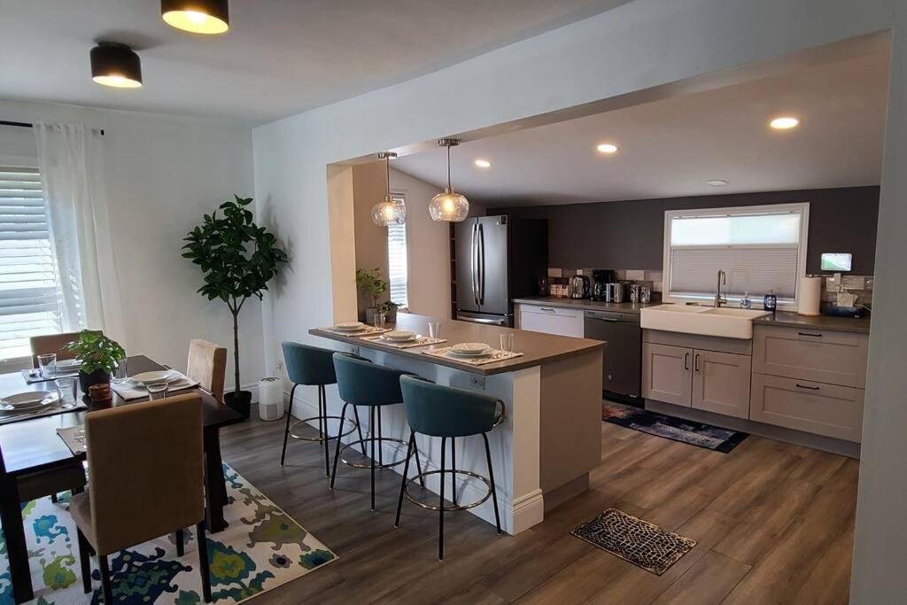North Bay Vacations - Beautiful 2 Bedroom Home in the Heart of North Bay - Property Image 1