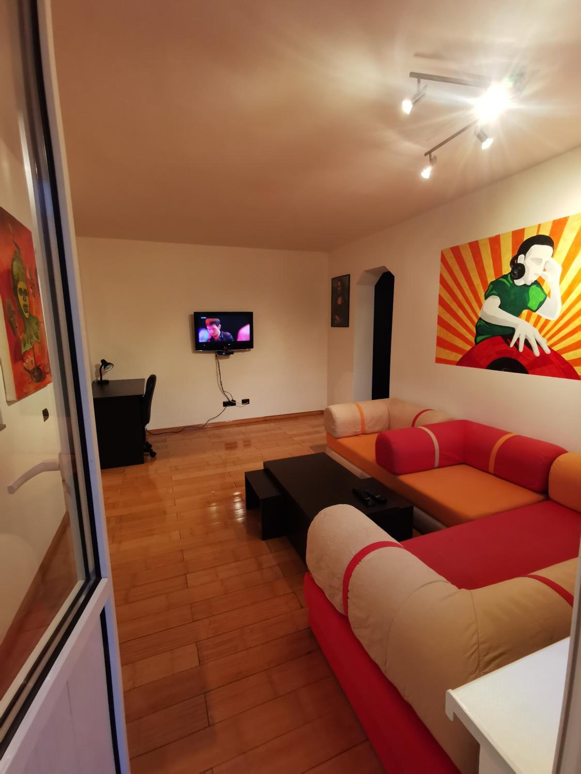 Comfy & Pleasant Apartment 10 min walk to Downtown view 2