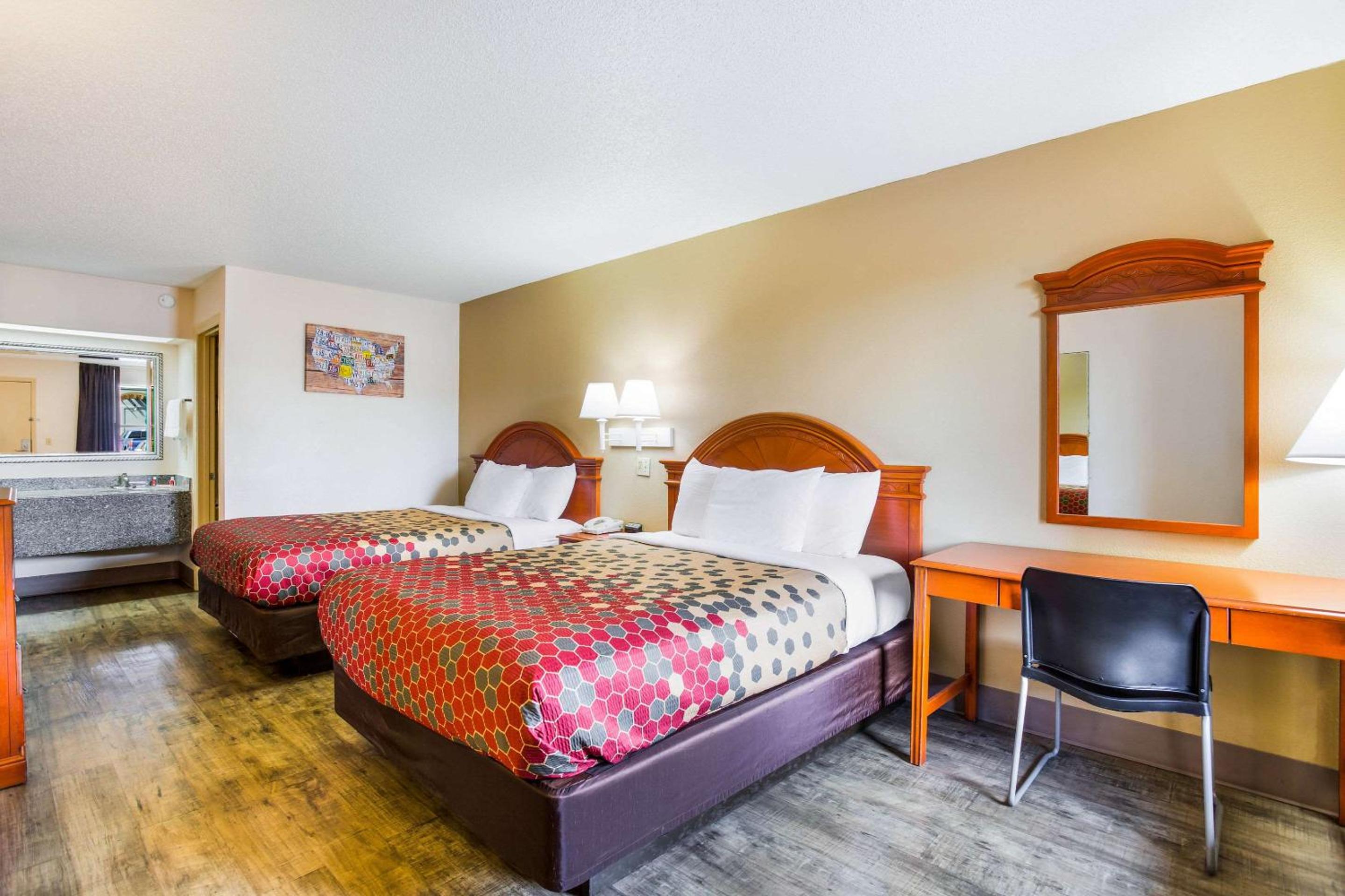 Lebanon Vacations - Econo Lodge - Property Image 1