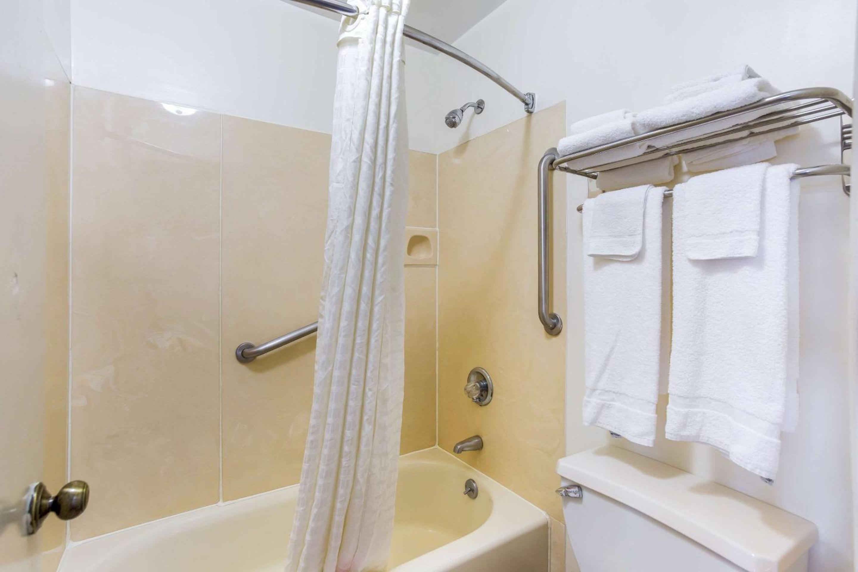 Lebanon Vacations - Econo Lodge - Property Image 9