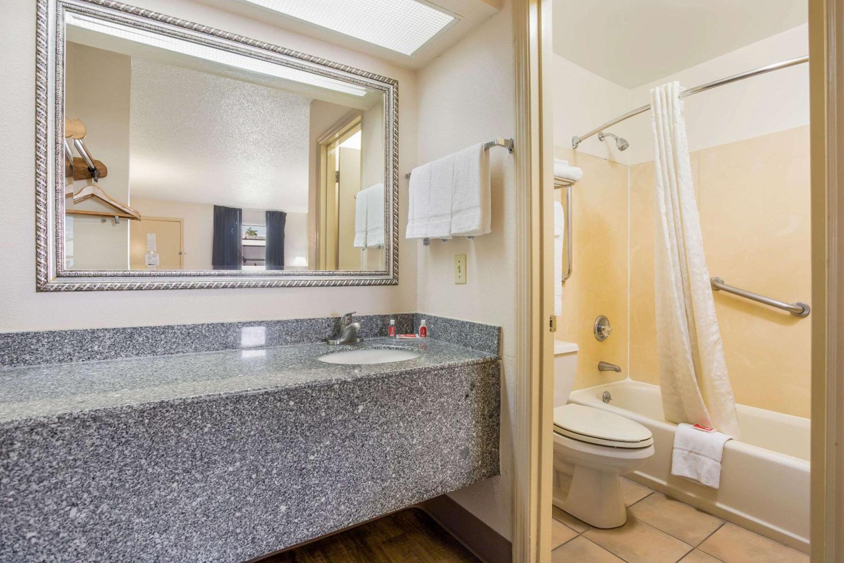 Lebanon Vacations - Econo Lodge - Property Image 8