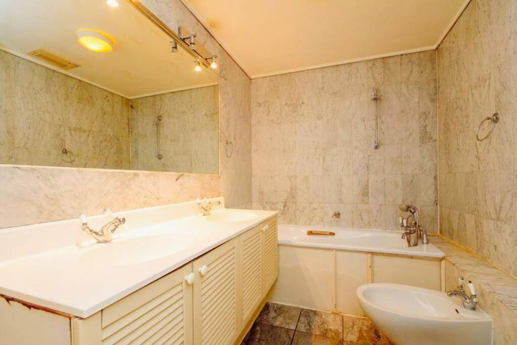 2 Bedroom flat in diplomatic enclave in Kensington
