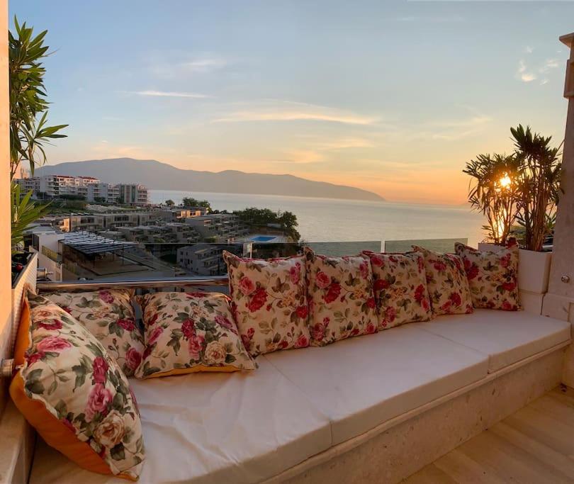 Sea View Apartment with Veranda Beach Amazing