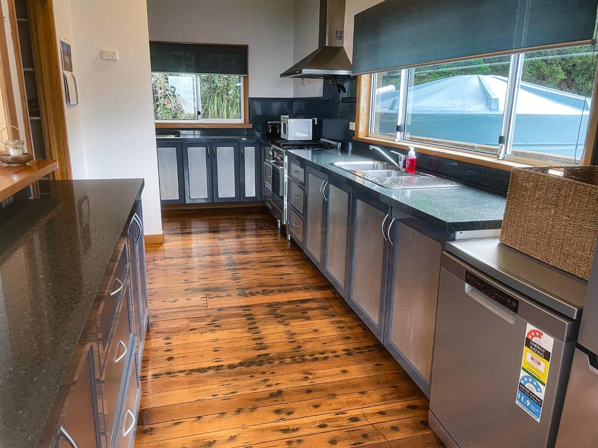 Elevated 3BR, ocean views, pool table, Pirates Bay