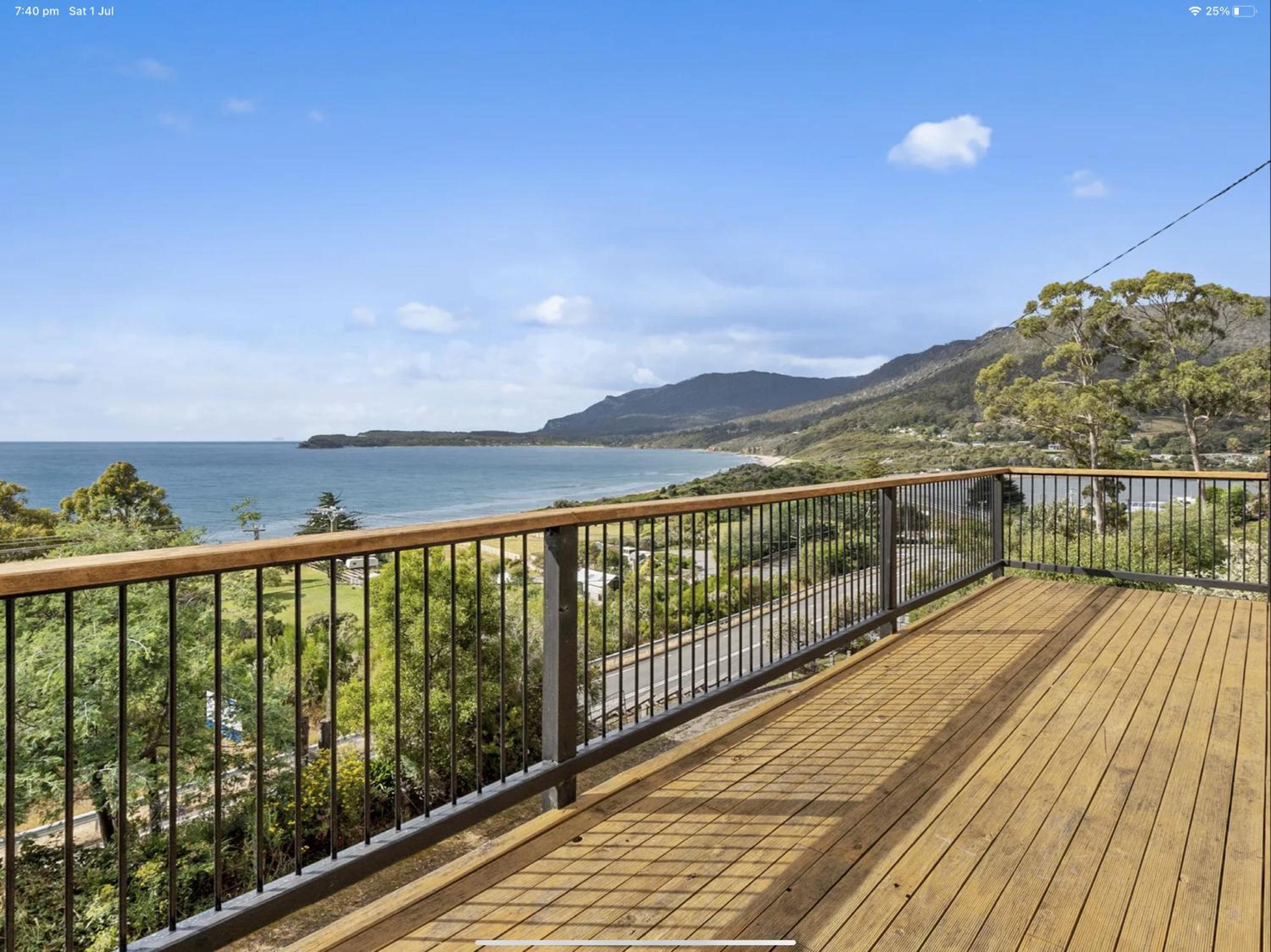 Elevated 3BR, ocean views, pool table, Pirates Bay