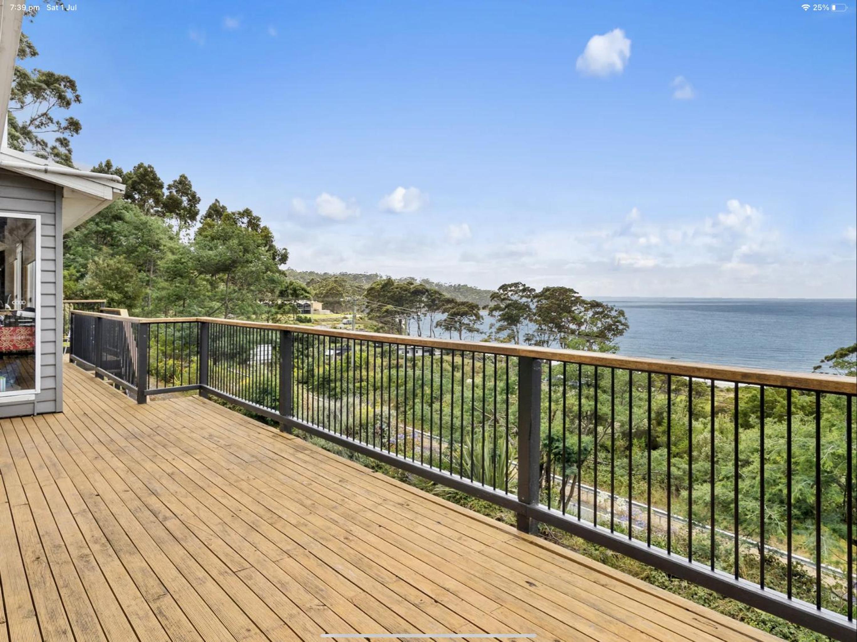 Elevated 3BR, ocean views, pool table, Pirates Bay
