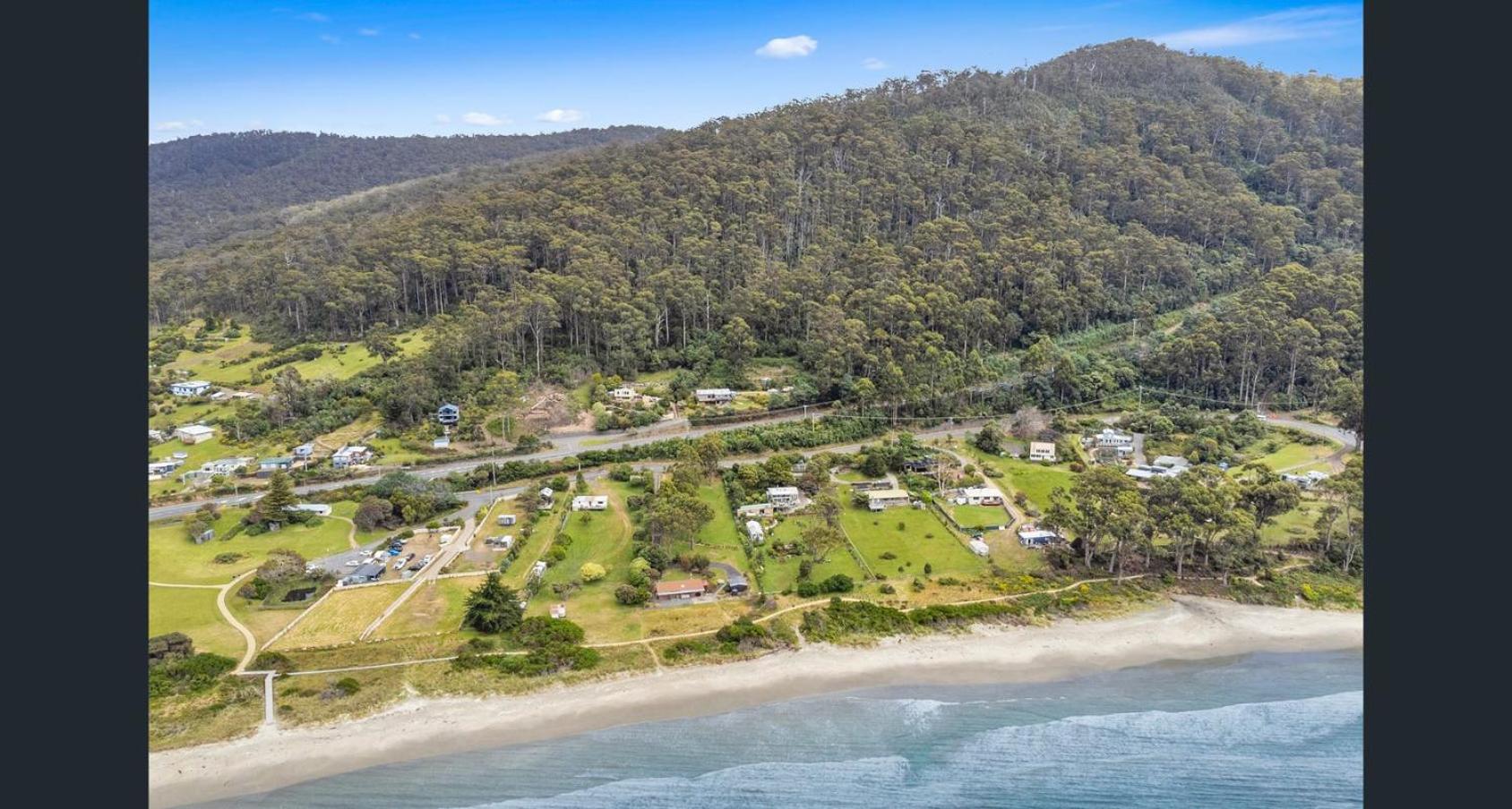 Elevated 3BR, ocean views, pool table, Pirates Bay