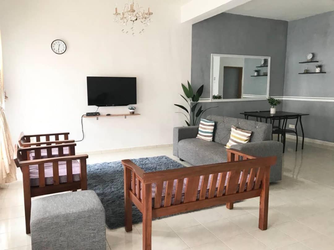 Julia Homestay Taman Tasik Utama MiTC photo 1