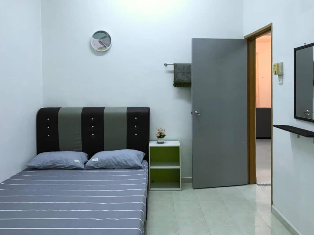 Julia Homestay Taman Tasik Utama MiTC photo 3