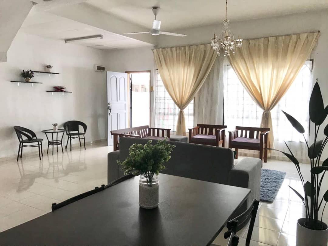 Julia Homestay Taman Tasik Utama MiTC photo 2