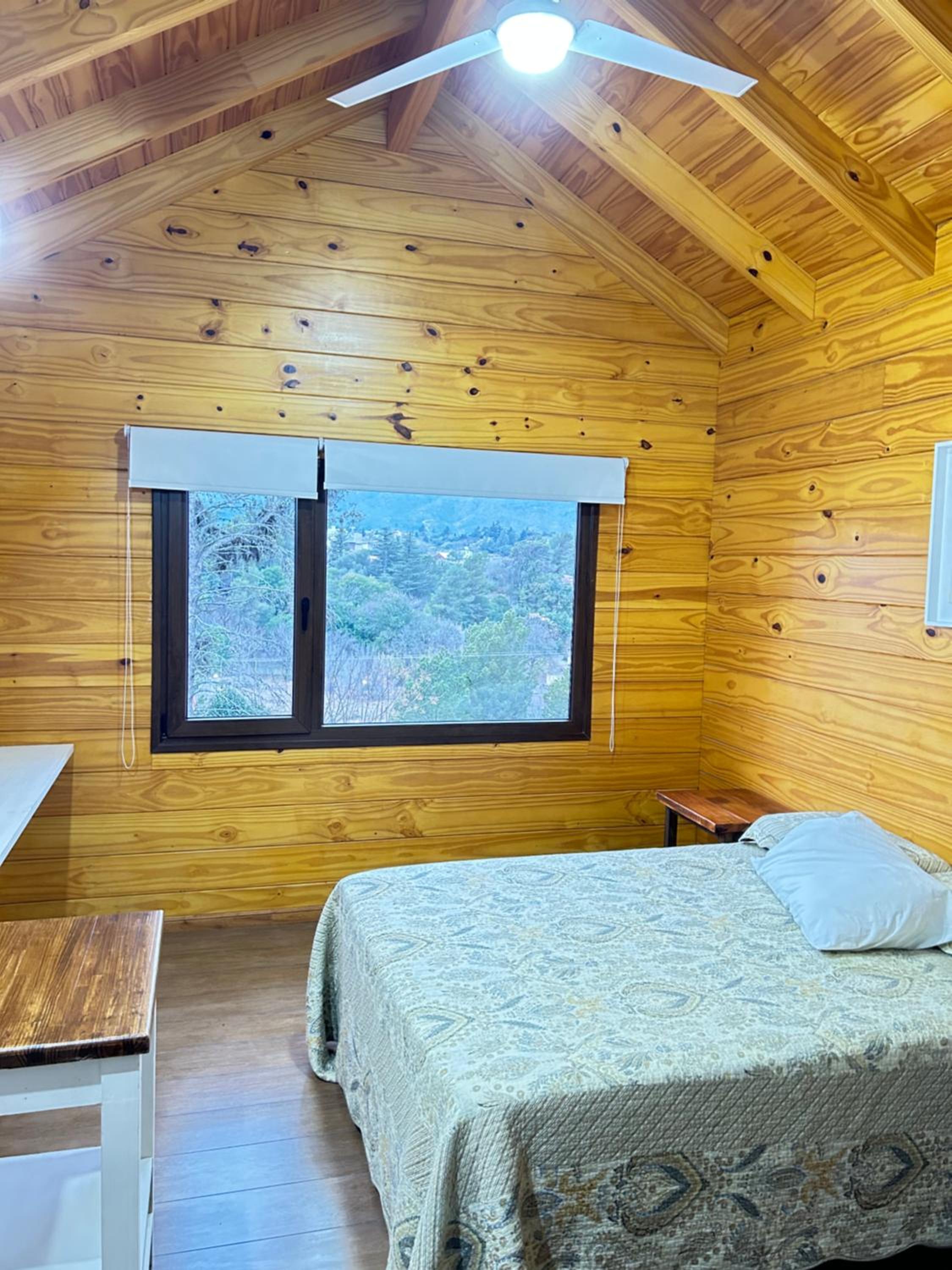 Casa y cabaña vista a las sierras