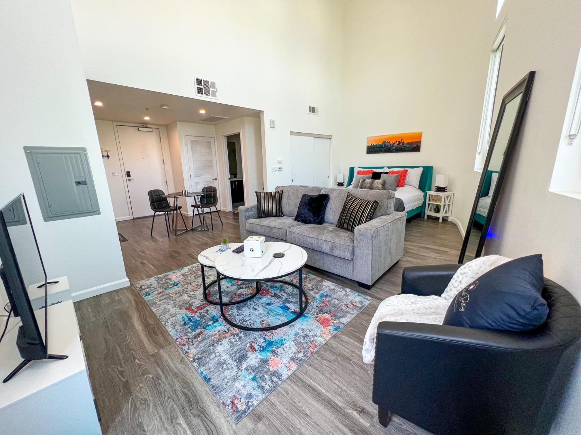 LUXURY LA PENTHOUSE PRIME LOCATION Min from HOLLYWOOD and DOWNTOWN