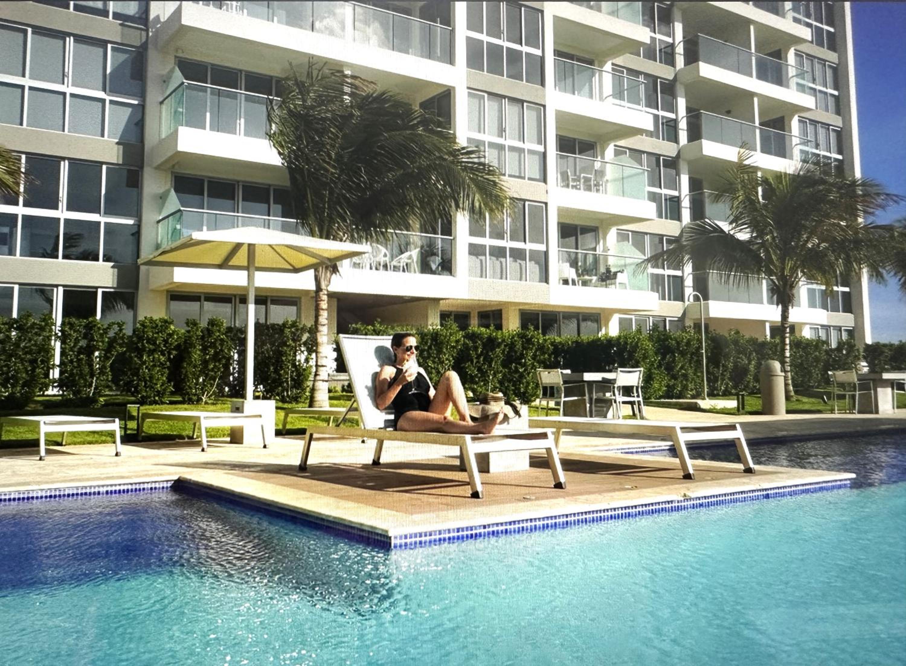 Azure 515 Aruba Vacation Sunset Breeze
